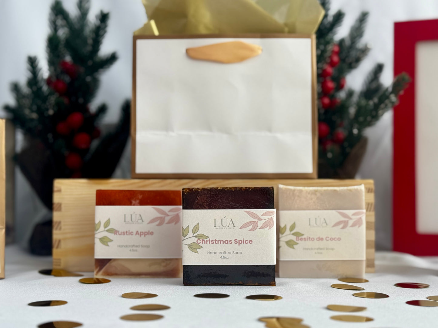 Bundle Jabones Trío Navideño Christmas Spice, Rustic Apple y Besito de Coco + Malla exfoliadora + Descanso